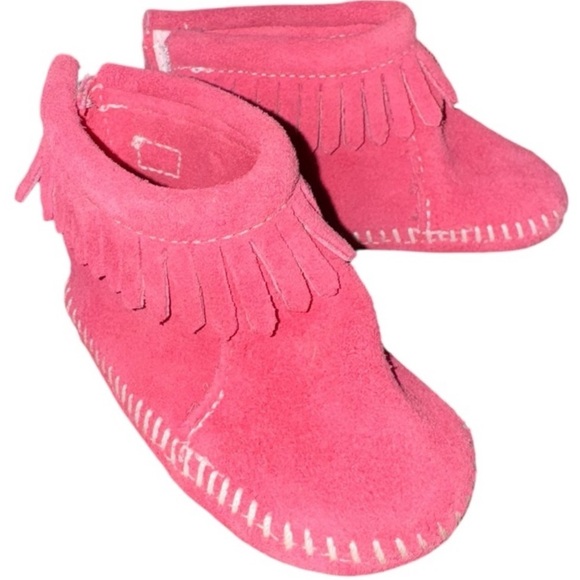 Minnetonka Other - Minnetonka baby moccasins size 4 pink suede fringe leather soft sole shoes